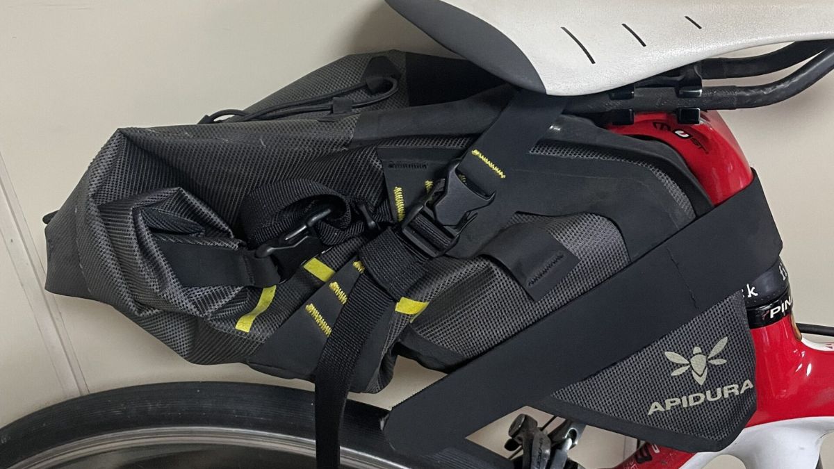 愛車ピナレロのサドル下で存在感を放つ、頼もしいアピデュラのサドルバッグ。荷物の重さから解放され、お気に入りの私服で心軽くペダルを回す休日。どこまでも続く道を自由気ままに進む、心地よいソロライドの時間を静かに支えてくれる大切な相棒の姿。