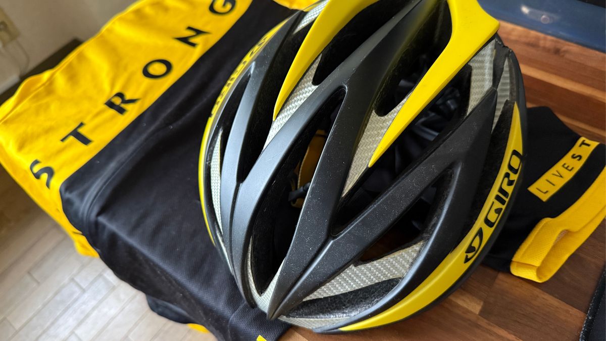 黒と黄色の流線型が美しいGIRO（ジロ）のロードバイク用ヘルメットとウェア。初心者が安全にソロライドを楽しむための装備選びで、機能性とフィット感を両立した機材の参考になります。私服での気軽なサイクリングにも合わせやすいアイテムの様子。