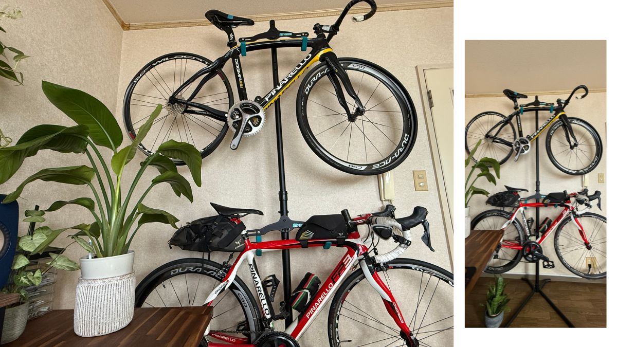 室内用の上下2段式バイクスタンドに収納された2台のロードバイク。上段に黒、下段に赤のピナレロを配置し、観葉植物のある部屋に馴染む様子。初心者が悩む複数台の室内保管を、縦の空間を活用してスッキリ解決する理想的なレイアウト実例。